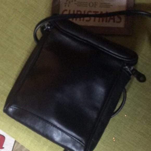 90S VINTAGE Black Leather Crossbody Bag with adjustable strap & zipper closure - Picture 8 of 8